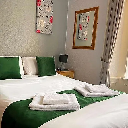 The Grove Free On Site Parking 호텔 3*