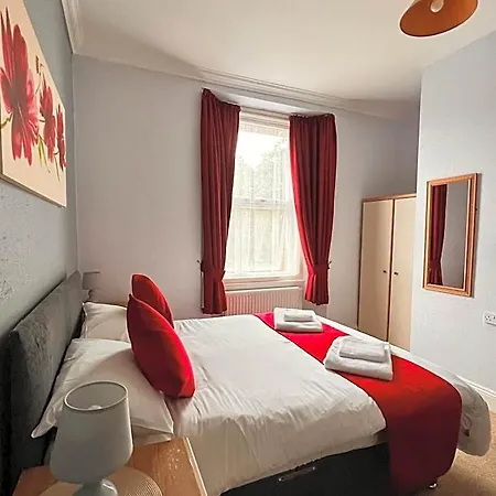 The Grove Free On Site Parking Отель 3*